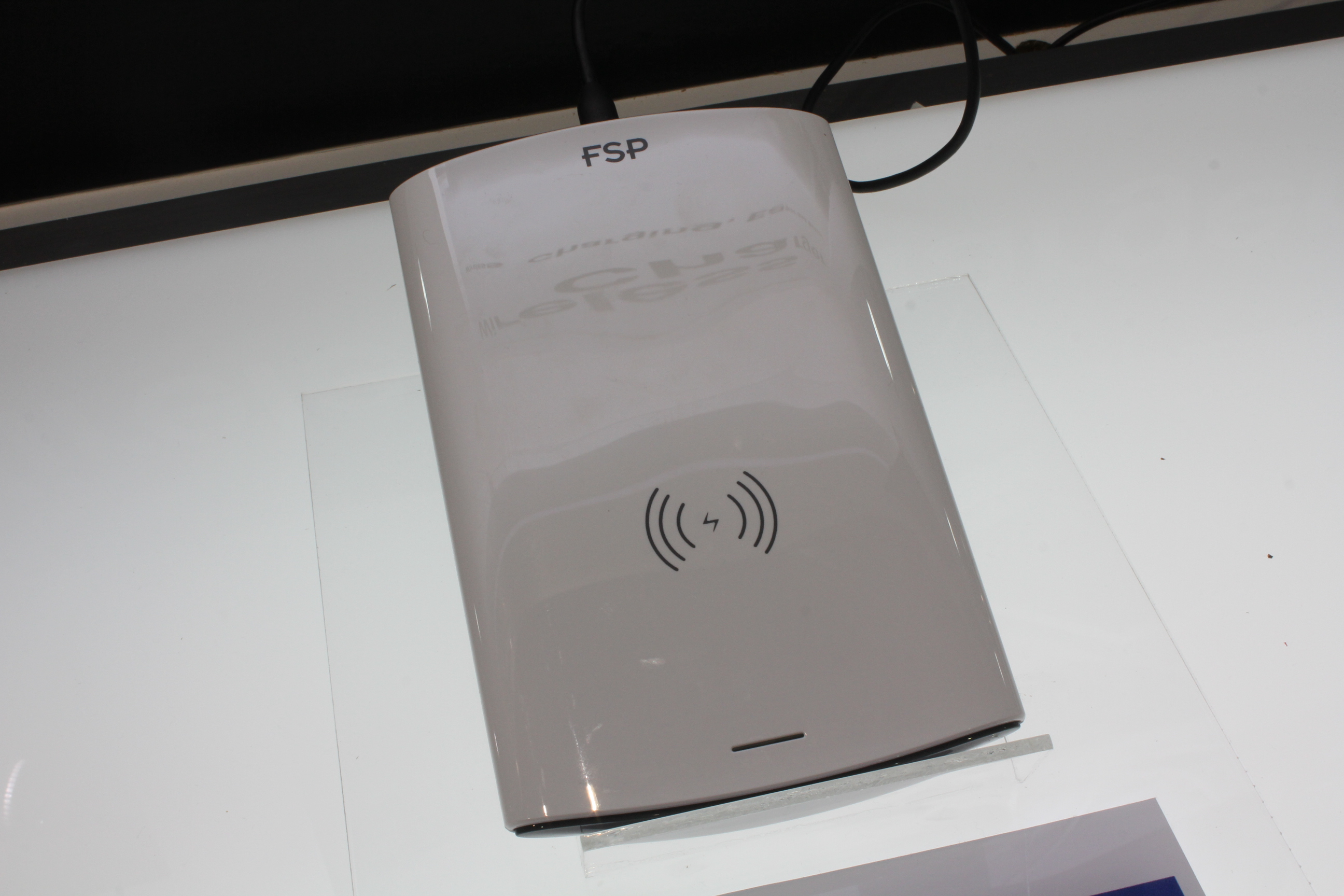 [COMPUTEX 2014] 全漢 BSMI 認證雙輸出行動電源，4大電路防護為消費安全把關 WSsqc1
