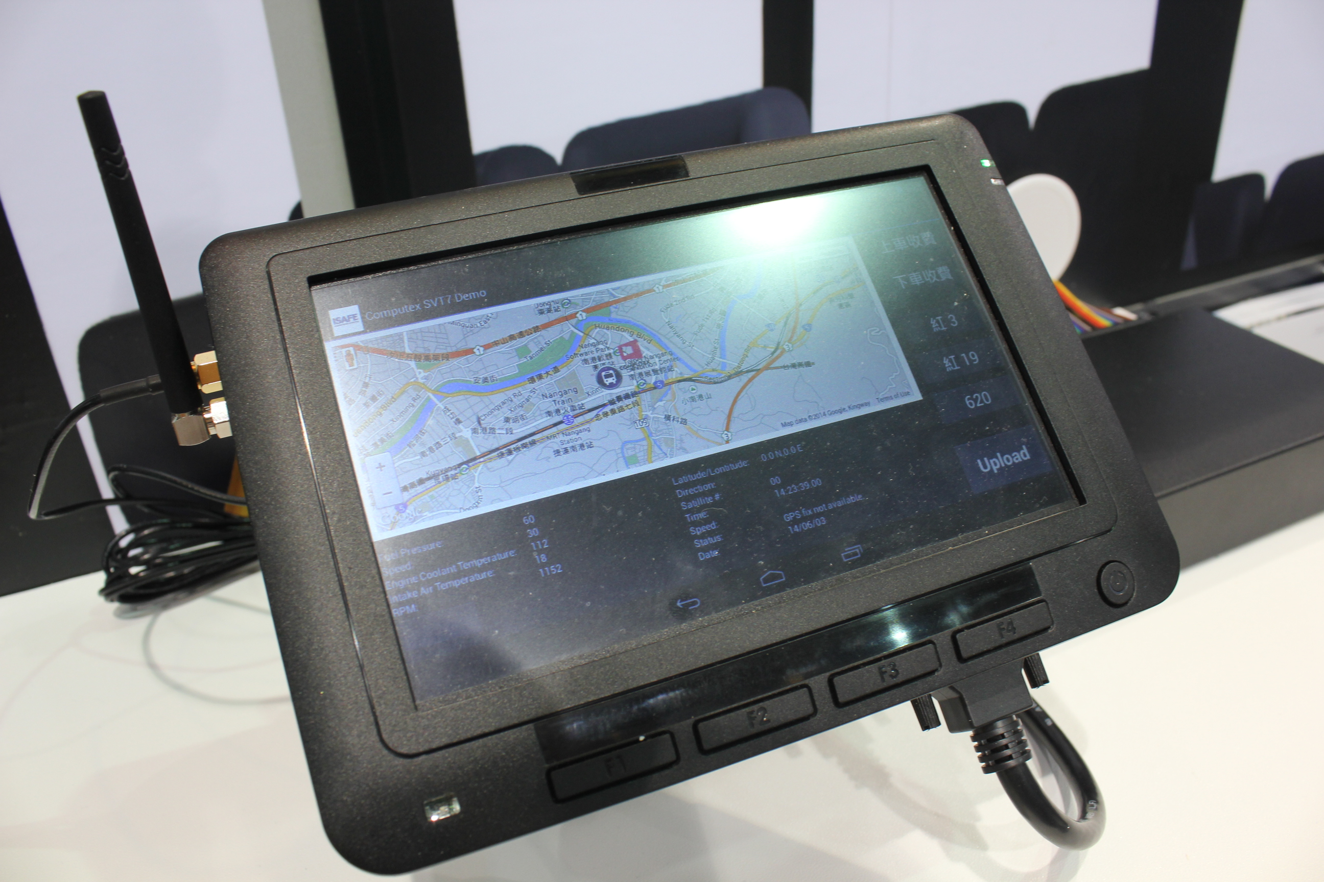 [COMPUTEX 2014] iSafe 車載資訊系統 All in one 解決方案 eMboi