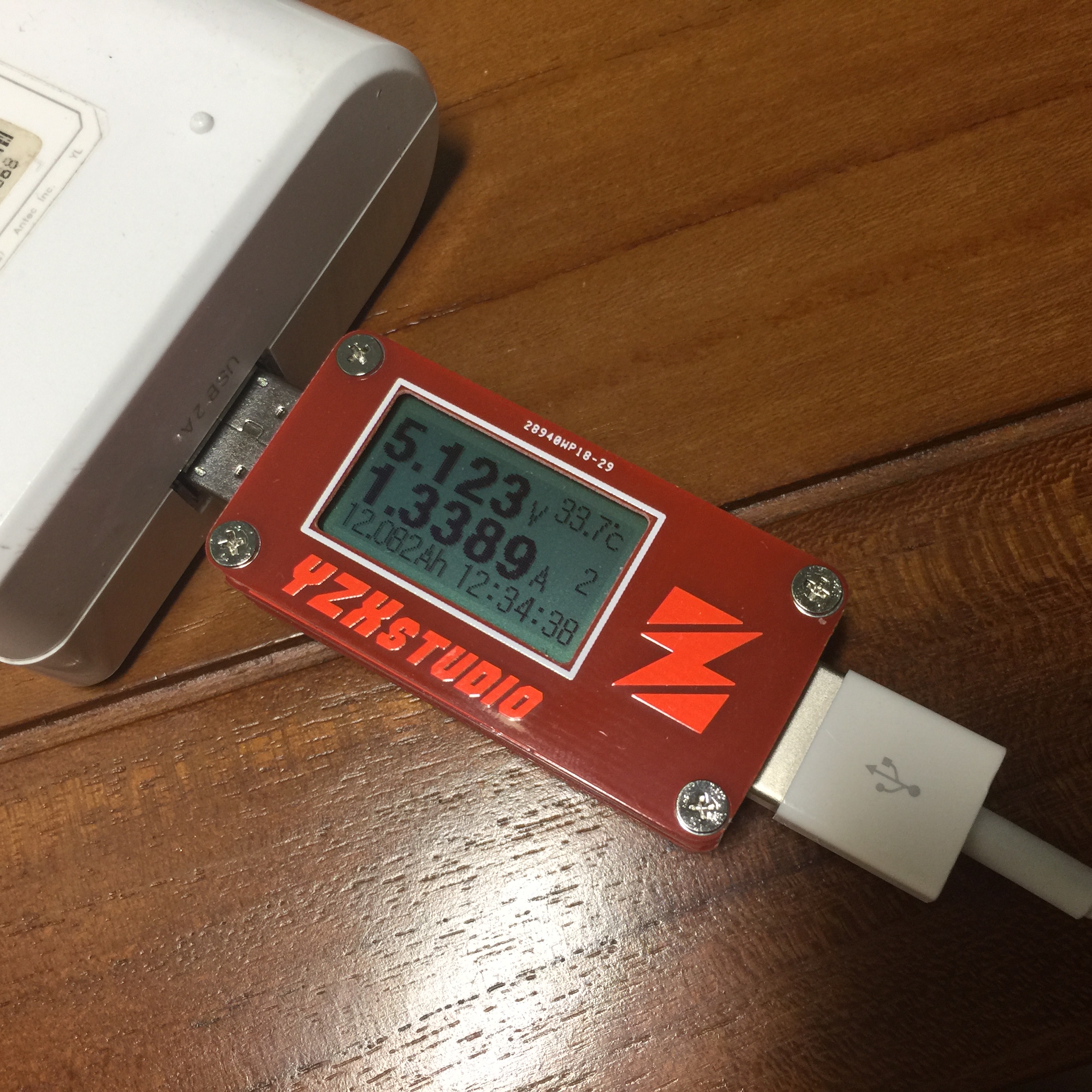 不怕買到次級品，電流檢測器幫你測行動電源、充電(傳輸)線和USB充電器(使用YZXStudio ZY1262) IMG_9090