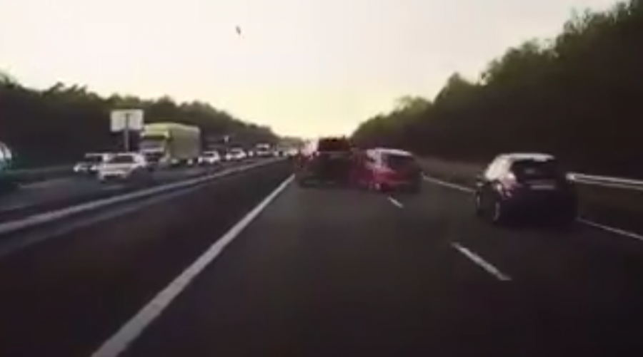 影片:Tesla自動駕駛系統成功預測前車碰撞意外 026-900x501 影片:Tesla自動駕駛系統成功預測前車碰撞意外 026-900x501