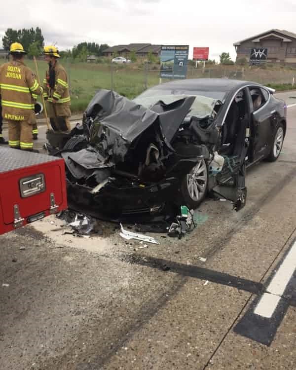 Tesla-車禍.jpg