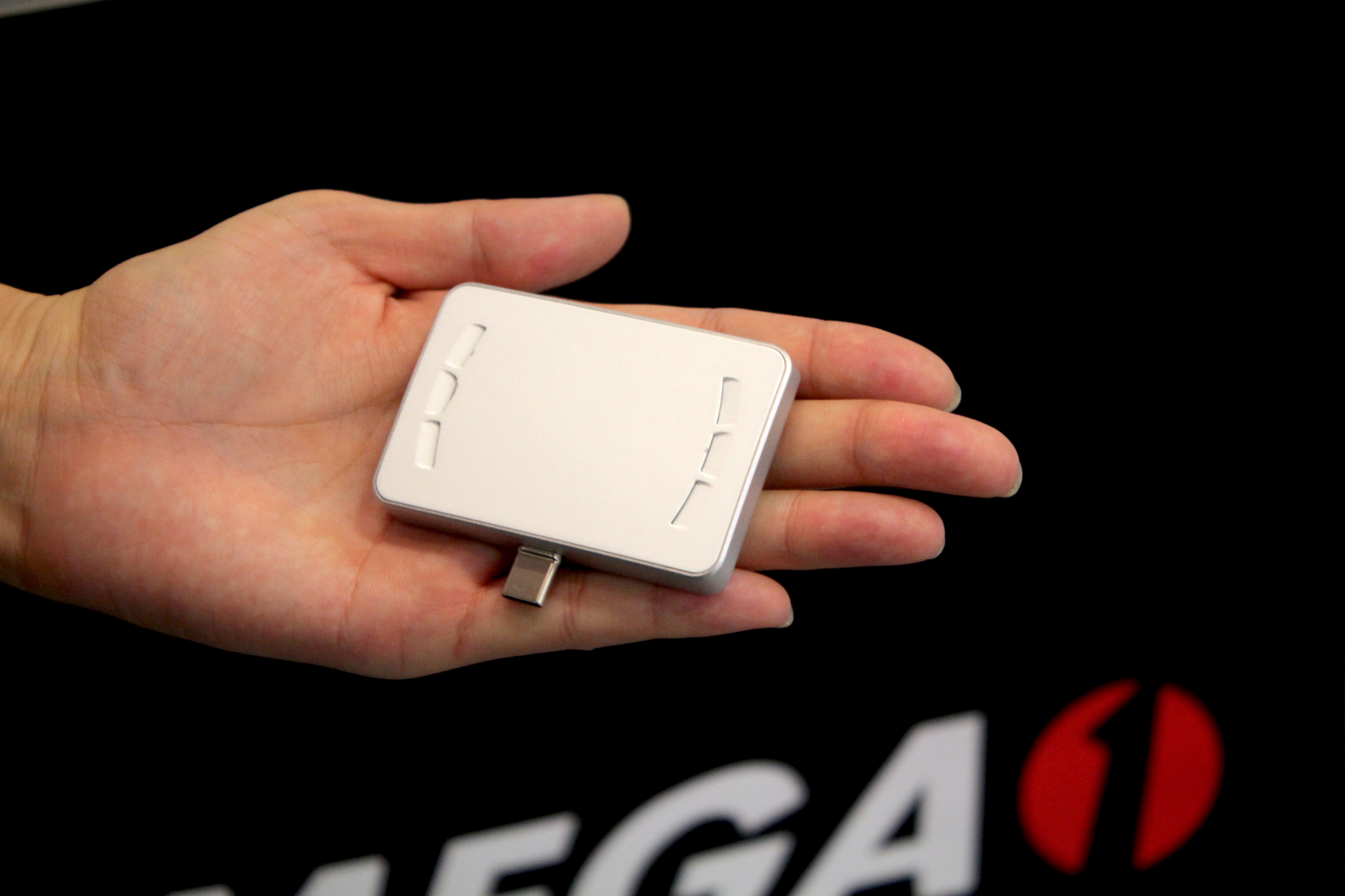 比你手上名片還要小的 MEGA 1-F1 超微型雷射投影卡 IMG_0842