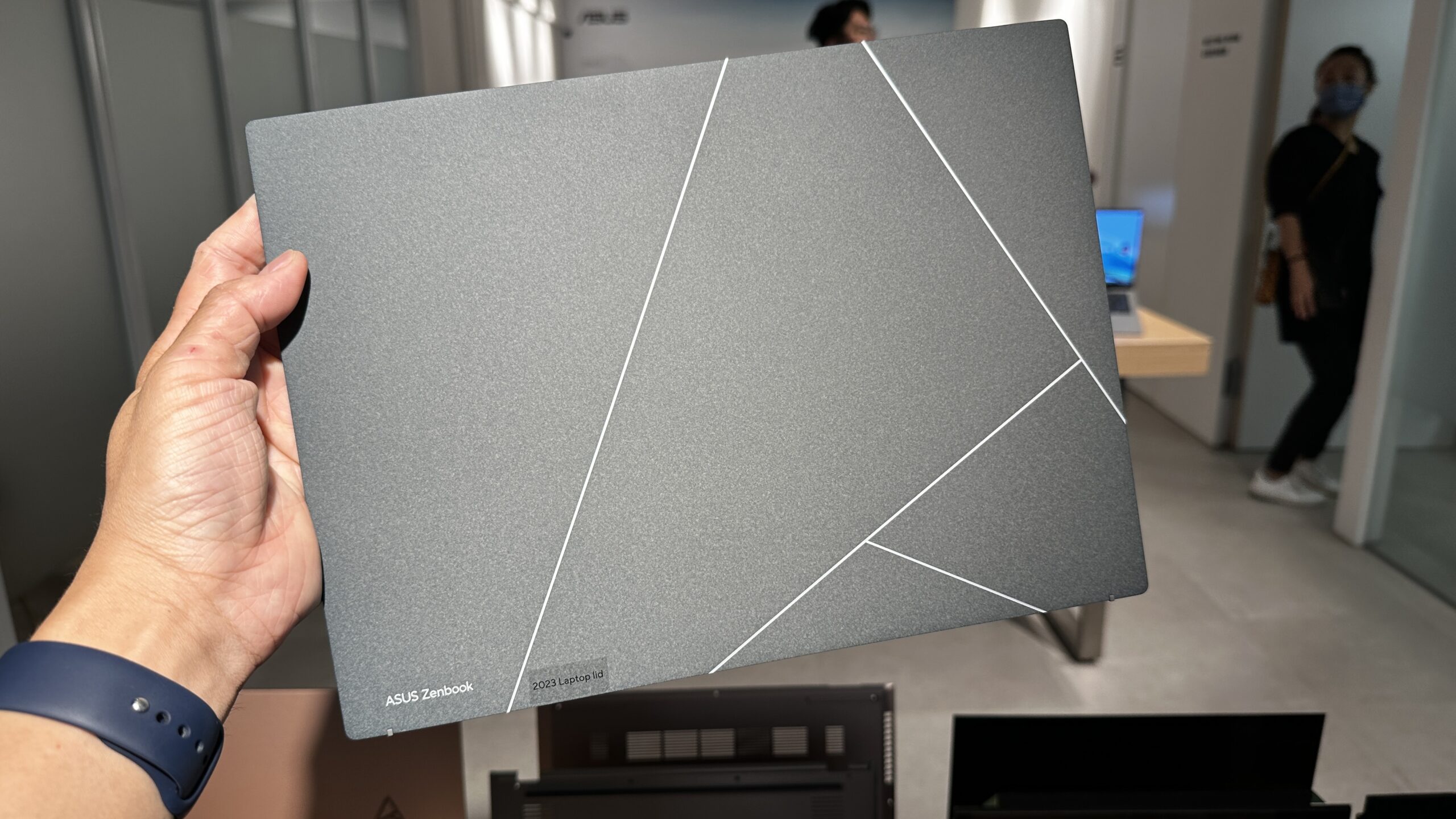 華碩全球最薄 13 吋 OLED 筆電來了!全新 Zenbook、Vivobook系列筆電,1公斤+1公分 輕薄高效能 IMG_5365-scaled 華碩全球最薄 13 吋 OLED 筆電來了!全新 Zenbook、Vivobook系列筆電,1公斤+1公分 輕薄高效能 IMG_5365-scaled
