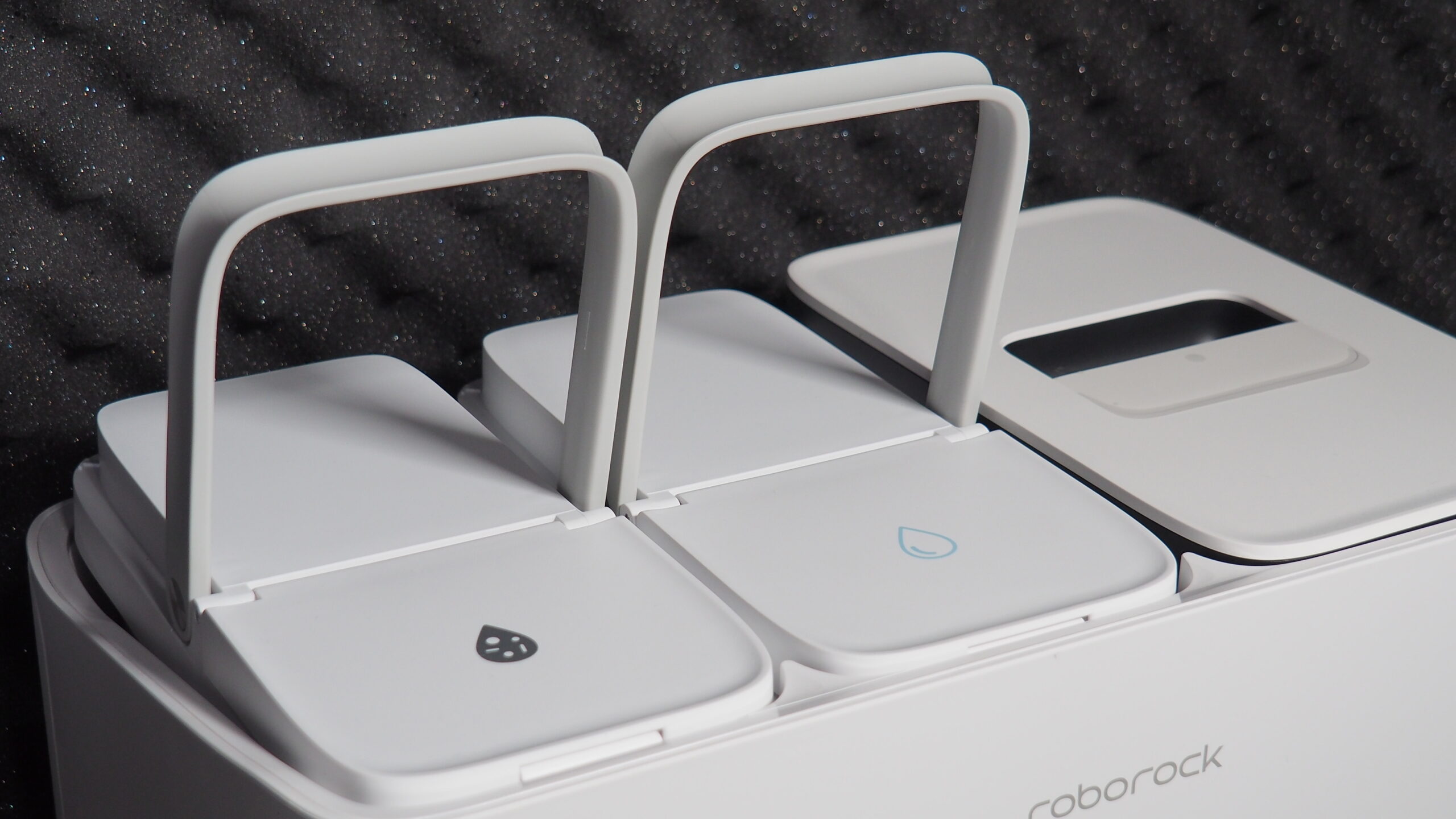 第一款「自己拖、自己洗、自己換水」的掃地機來啦!Roborock S8 Pro Ultra、S8+ 掃地機詳細評測 P4090112-scaled 第一款「自己拖、自己洗、自己換水」的掃地機來啦!Roborock S8 Pro Ultra、S8+ 掃地機詳細評測 P4090112-scaled