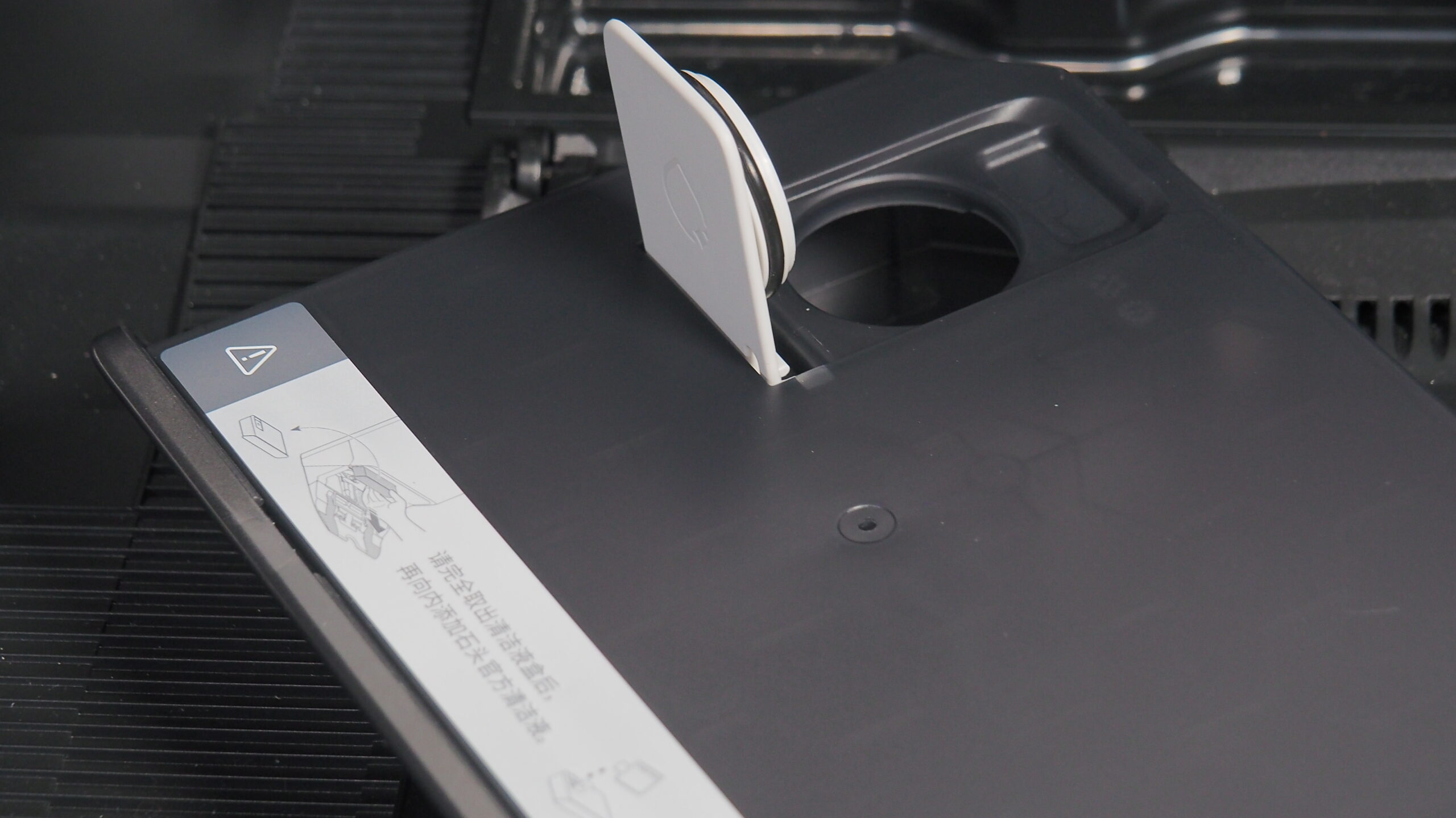 第一款「自己拖、自己洗、自己換水」的掃地機來啦!Roborock S8 Pro Ultra、S8+ 掃地機詳細評測 P4090129-scaled 第一款「自己拖、自己洗、自己換水」的掃地機來啦!Roborock S8 Pro Ultra、S8+ 掃地機詳細評測 P4090129-scaled