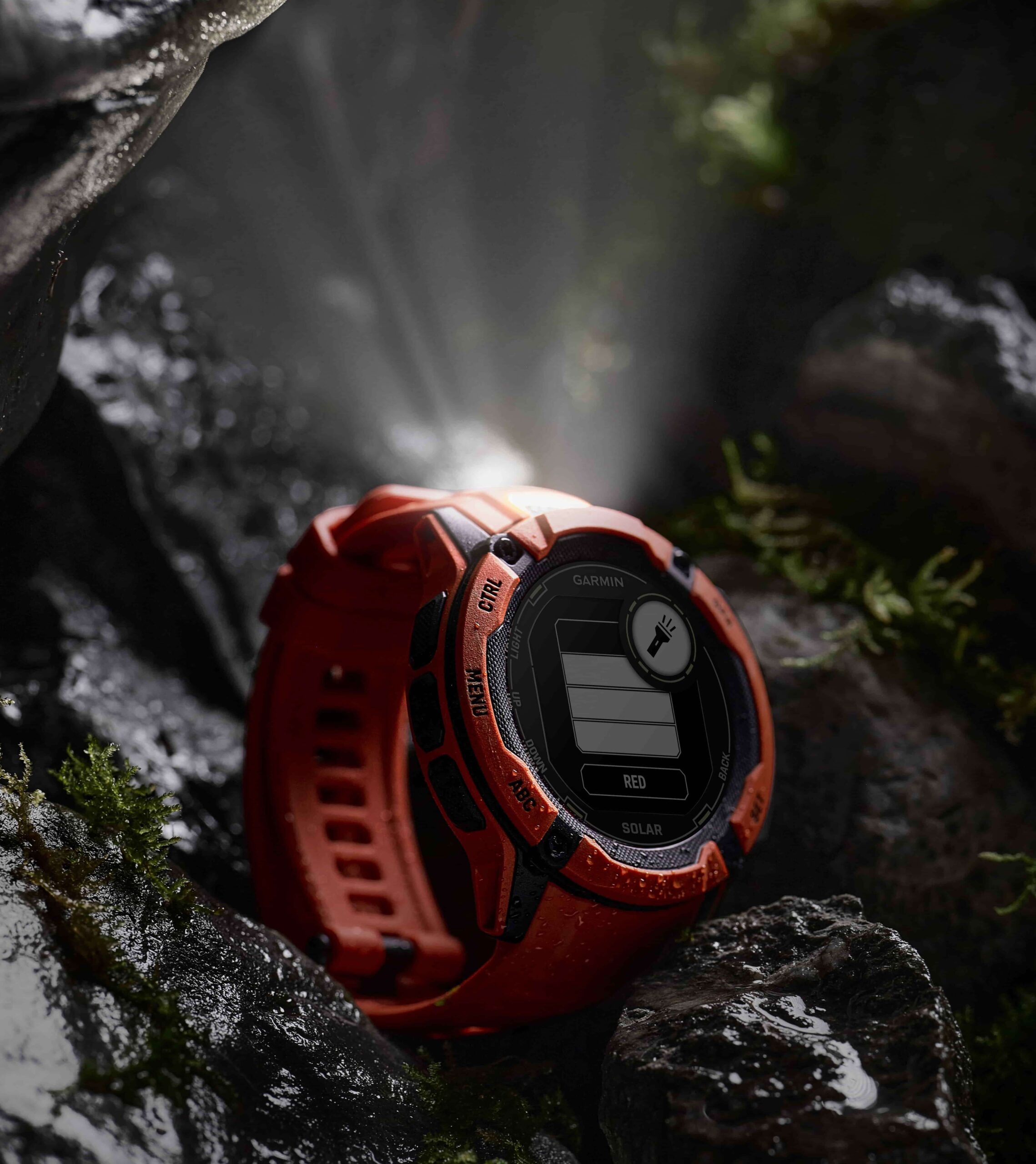 Garmin 推出 Instinct 2X Solar 太陽能 GPS 智慧錶，1.51 吋大螢幕，電力提升 50% Garmin-Instinct-2X-Solar-GPS智慧腕錶新增LED手電筒功能，支援四段亮度白光及紅、綠光，與SOS求救燈號，危急時刻也能安心前行-scaled
