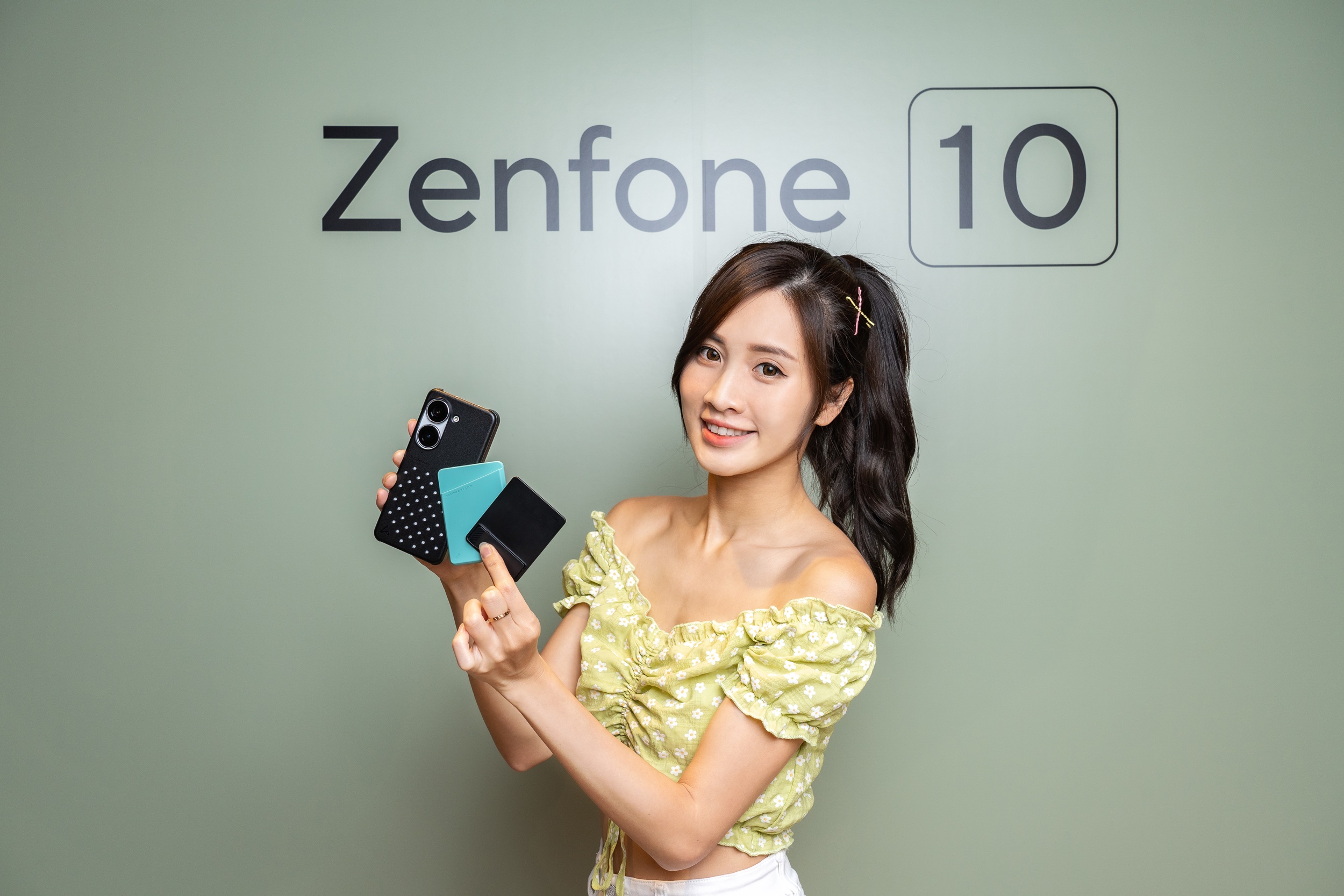 專為單手使用打造!ASUS Zenfone 10 旗艦機發表 官方配件「Connex智慧擴充配件組」包含多功能手機殼、便攜卡夾及自動開啟串流媒體的感應式手機架。 專為單手使用打造!ASUS Zenfone 10 旗艦機發表 官方配件「Connex智慧擴充配件組」包含多功能手機殼、便攜卡夾及自動開啟串流媒體的感應式手機架。