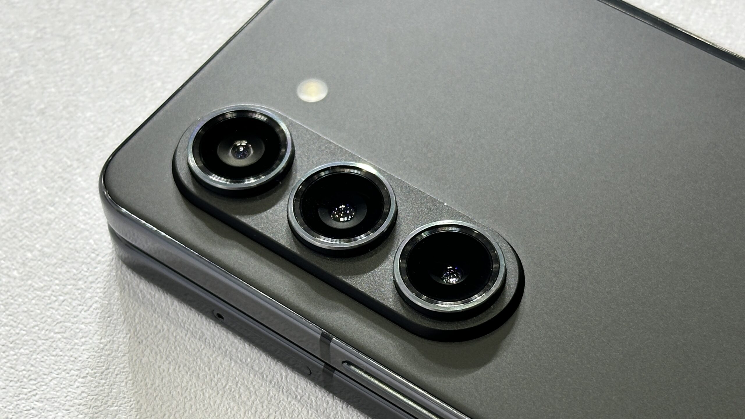 三星摺疊 Galaxy Z Fold5/Flip5 發表上市!螢幕變超大、各種小工具超方便! FullSizeRender-7-scaled 三星摺疊 Galaxy Z Fold5/Flip5 發表上市!螢幕變超大、各種小工具超方便! FullSizeRender-7-scaled