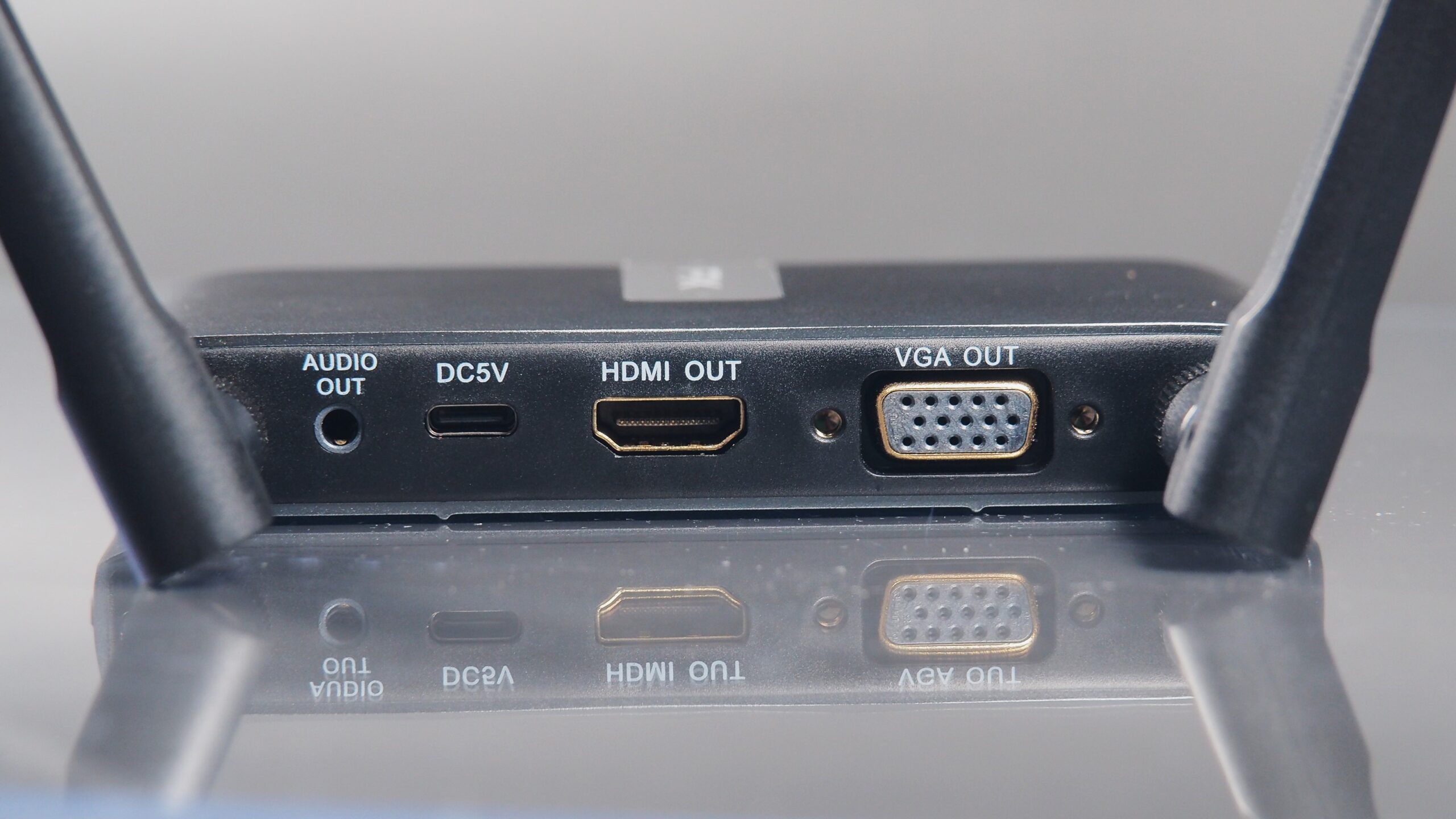 開會拉 HDMI 線超煩人？WTR-5500 HDMI 無線會議系統傳輸器，1 秒切換投影裝置，讓會議更流暢！ P1013201-scaled