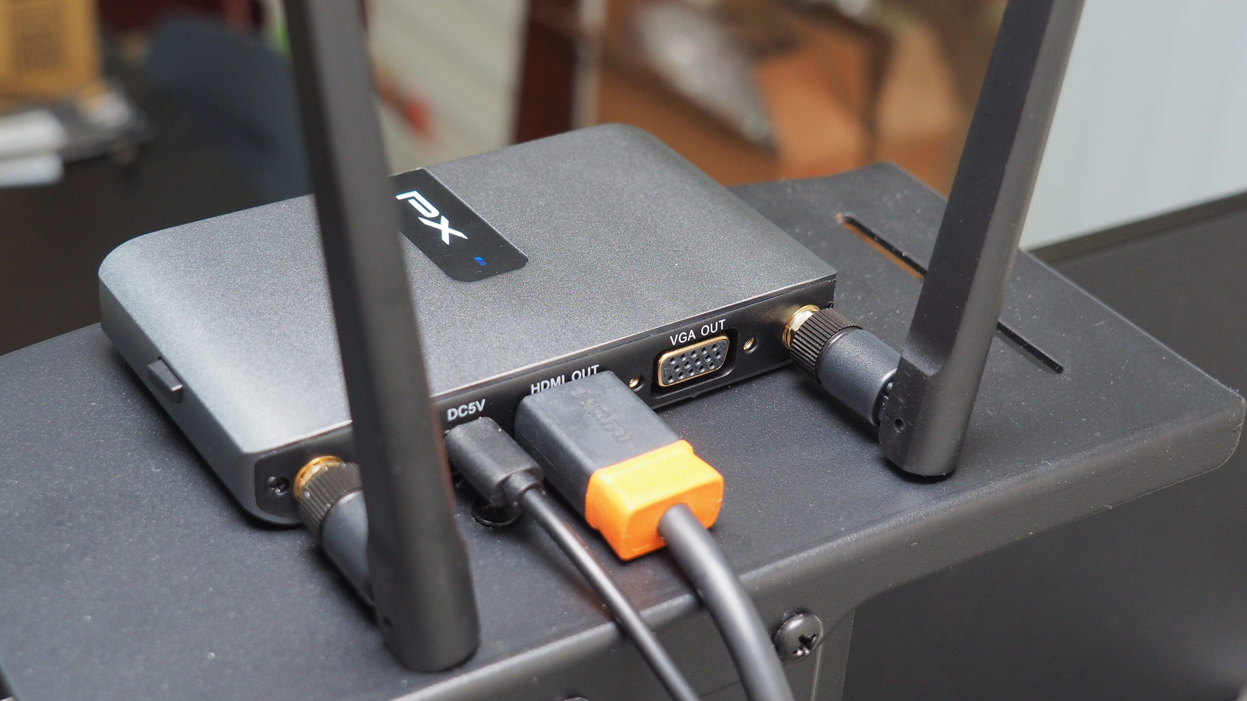 開會拉 HDMI 線超煩人？WTR-5500 HDMI 無線會議系統傳輸器，1 秒切換投影裝置，讓會議更流暢！ P1013233-scaled