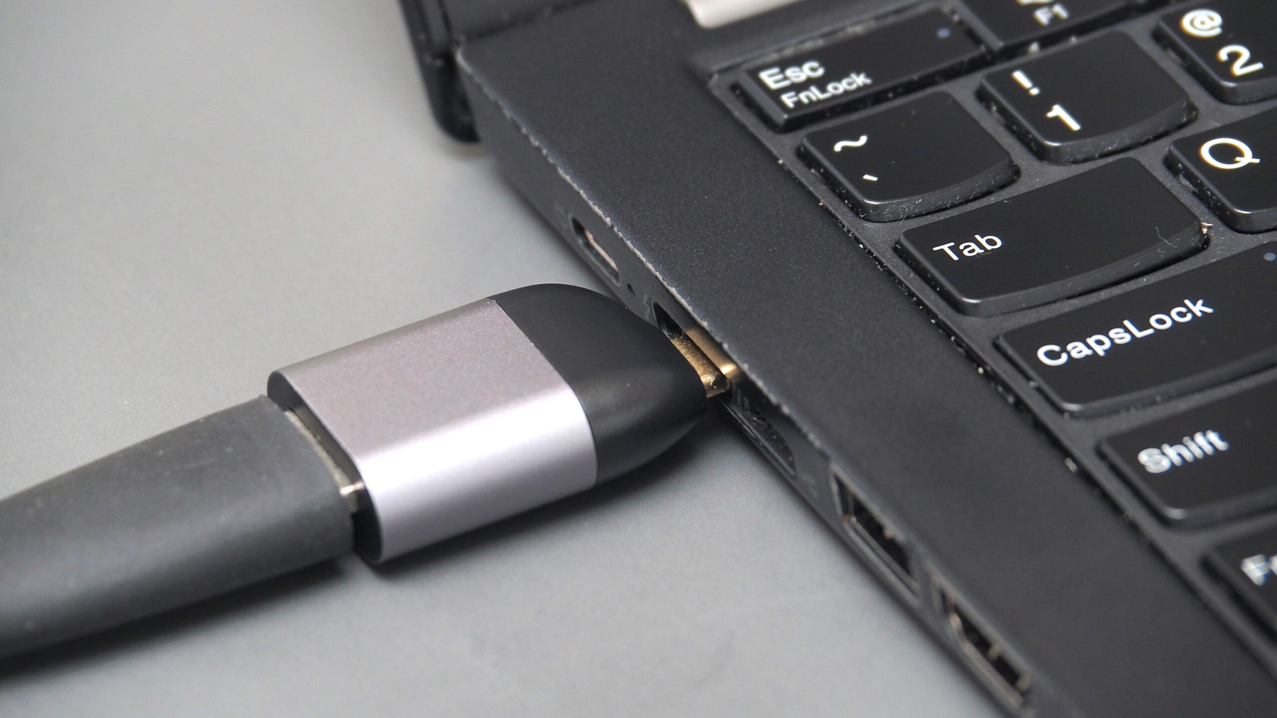 開會拉 HDMI 線超煩人？WTR-5500 HDMI 無線會議系統傳輸器，1 秒切換投影裝置，讓會議更流暢！ P1013260-scaled