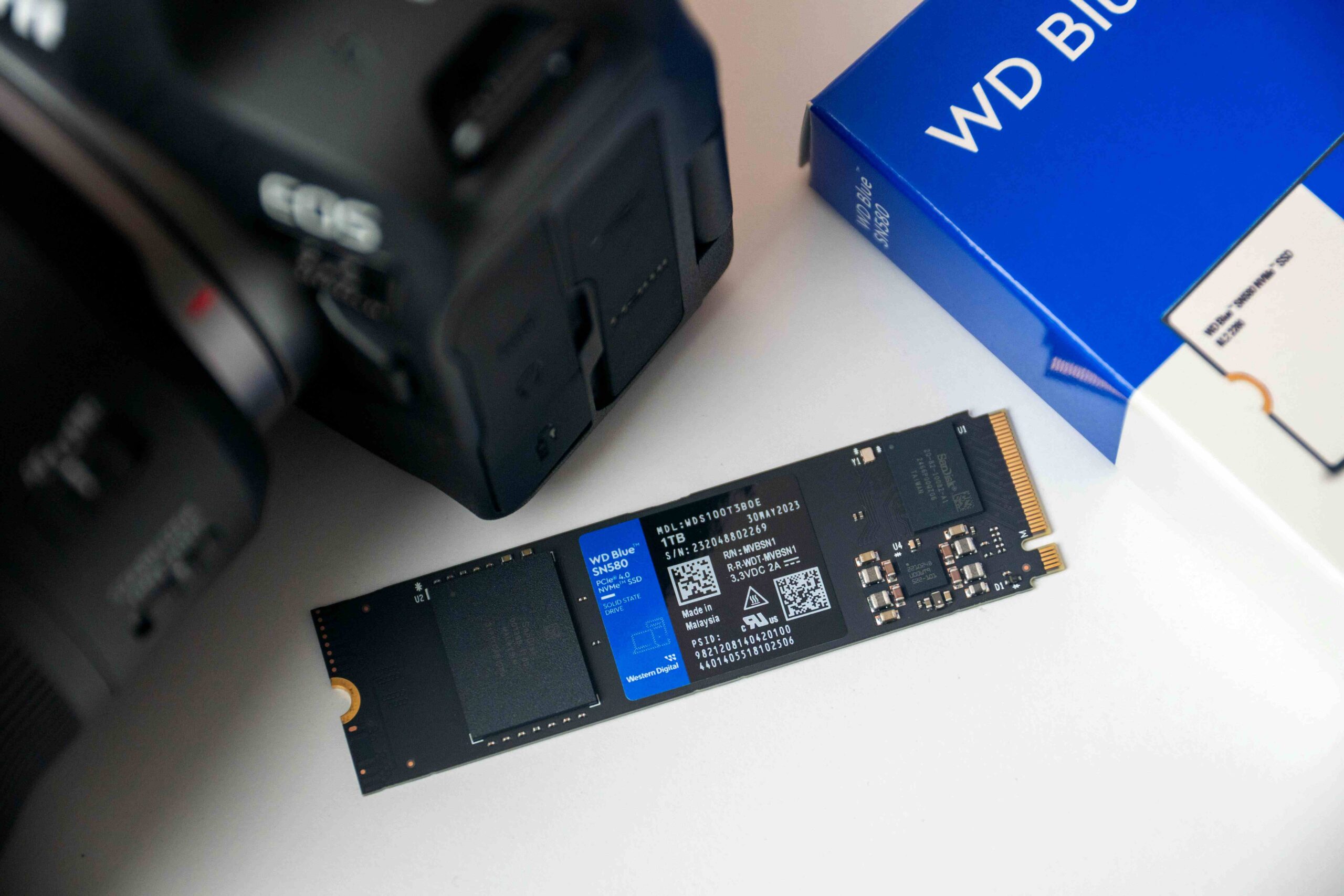 WD 推出藍標 SN580 NVMe SSD (250 GB~2 TB) 【新聞圖片二】WD-Blue-SN580-是-WD-Blue-系列中首款採用-nCache-4.0-技術和-NVMe-PCIe-Gen-4.0-的-SSD，專業人士、PC-組裝者和內容創作者無需再擔心加載和檔案轉移時間。-scaled