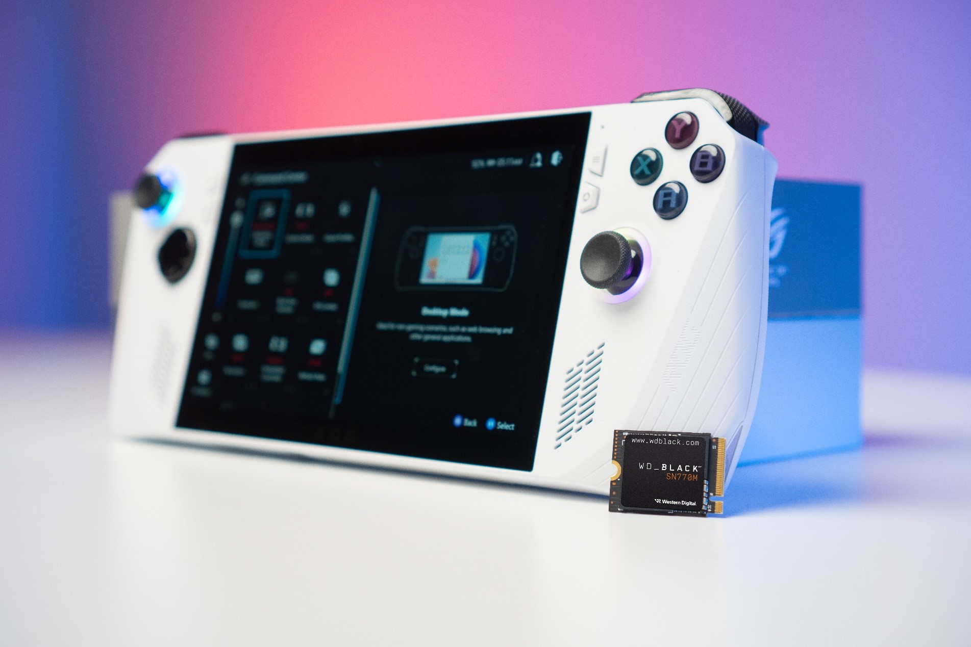 專為電競掌機擴充容量設計，WD 推出 BLACK SN700M NVMe SSD，最高容量 2TB 【新聞圖片二】WD_BLACK-SN770M-NVMe-SSD-採用小規格-M.2-2230，支援玩家擴充電競掌機的內部儲存空間，對-ASUS-ROG-Ally-是絕佳選擇