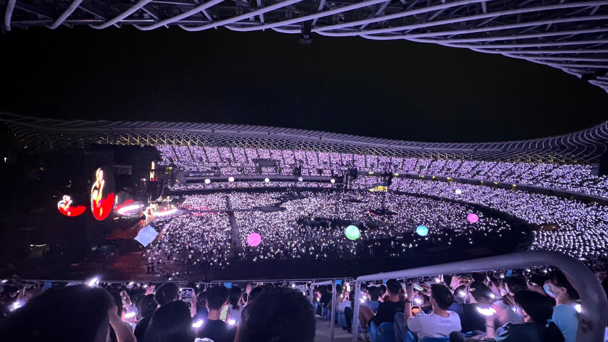 [科普一下] 演唱會 4、5 萬隻螢光棒是怎麼控制的？ coldplay