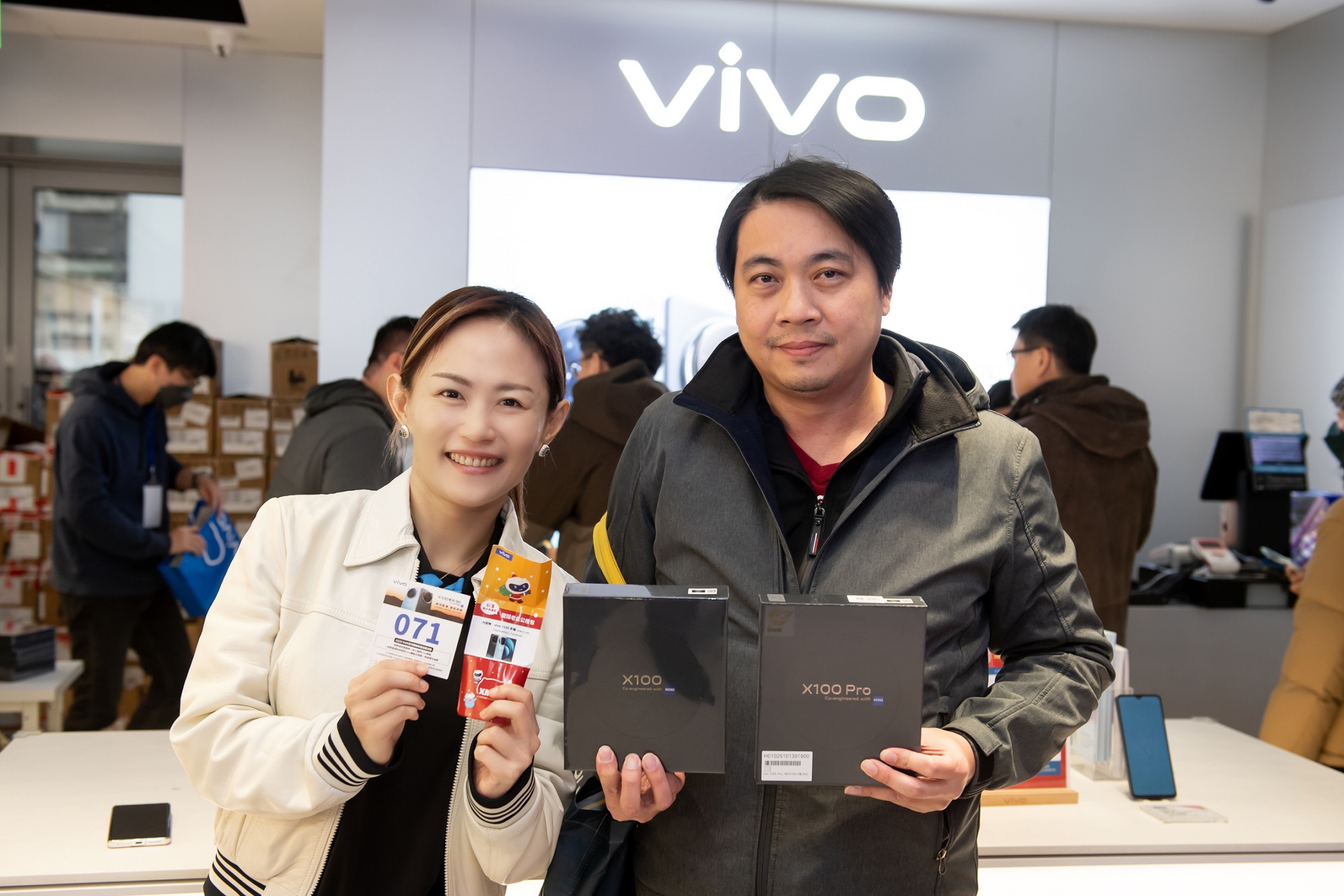 vivo X100 系列手機預購超熱門！銷量成長 10 倍 【新聞照片5】來自林口的羅先生雖然和頭香無緣，但好手氣抽中X100手機一支，免費升級買一送一，他興奮表示因為是女兒要求他來排隊，抽到這隻手機將贈送給女兒，和女兒一起紀錄