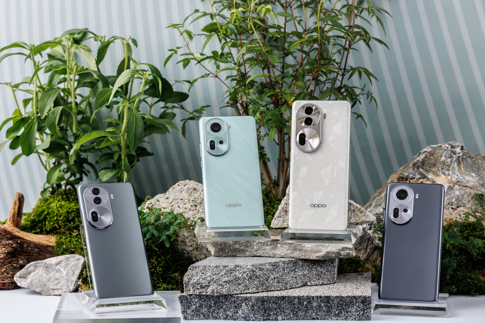 OPPO 推出新一代人像攝影神器 Reno11 系列！黃金焦段讓你麼拍都美 OPPO-Reno11-系列帶來革命性外觀設計，巧妙地將大自然元素融入機身設計，全系列推出「珍珠白」、「波紋綠」、「岩石灰」三種自然風格，獨特紋理有如山海美景般如影隨形。