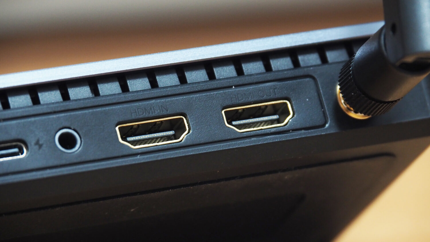 讓 HDMI 線從會議室消失！WTR-5600C HDMI 無線會議系統傳輸器，切換畫面只要 1 秒！ PA014177-1500x844