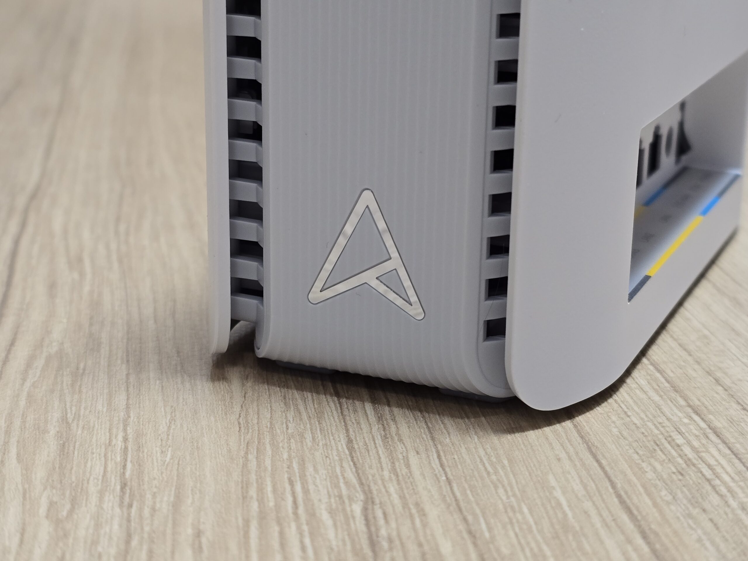 ASUS ZenWiFi BT8 評測:完整支援 WiFi 7 三個頻段,輕鬆覆蓋透天、大型多隔間空間 1000008791-scaled ASUS ZenWiFi BT8 評測:完整支援 WiFi 7 三個頻段,輕鬆覆蓋透天、大型多隔間空間 1000008791-scaled