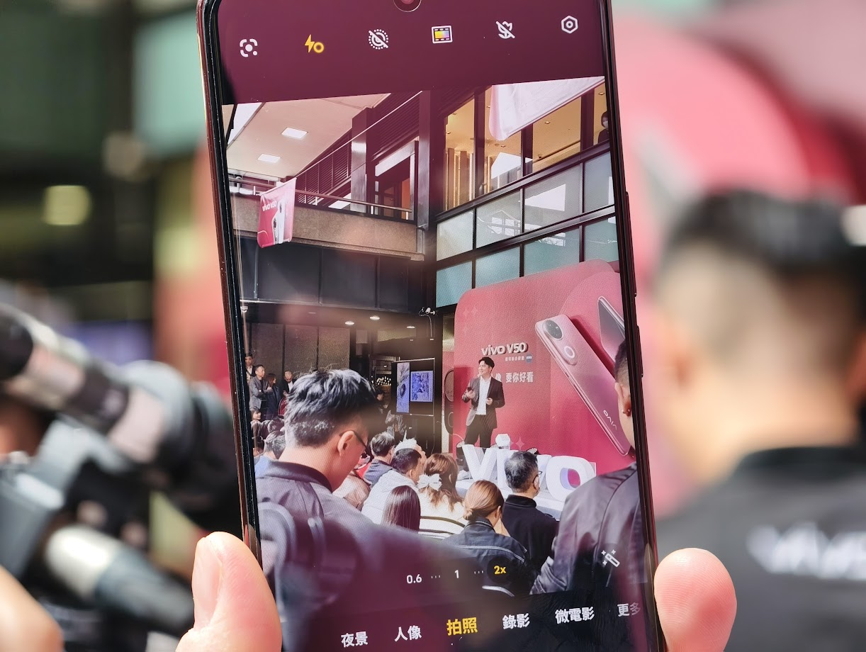 全新人像旗艦 vivo V50 上市!蔡司人像攝影 + AI 技術,中階旗艦也能拍出專業人像效果! image-39 全新人像旗艦 vivo V50 上市!蔡司人像攝影 + AI 技術,中階旗艦也能拍出專業人像效果! image-39