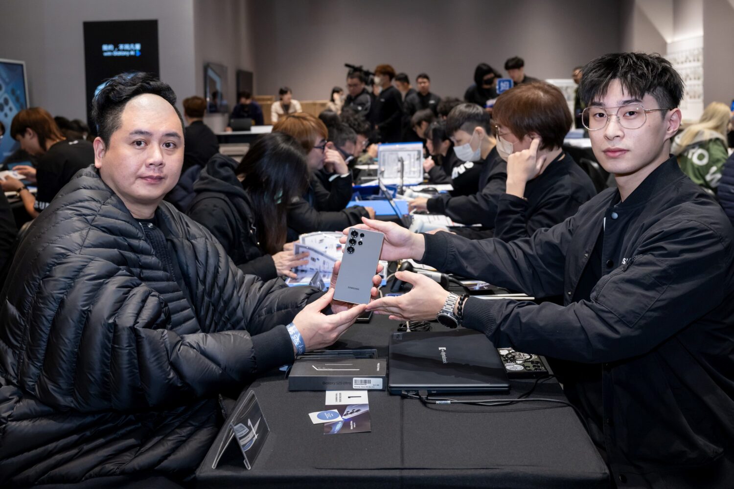 有好用的 AI 就要買!Galaxy S25 預購成長超過雙位數,2/14 正式上市 【新聞照片02】首位排隊消費者許先生現場交機-1500x1000 有好用的 AI 就要買!Galaxy S25 預購成長超過雙位數,2/14 正式上市 【新聞照片02】首位排隊消費者許先生現場交機-1500x1000