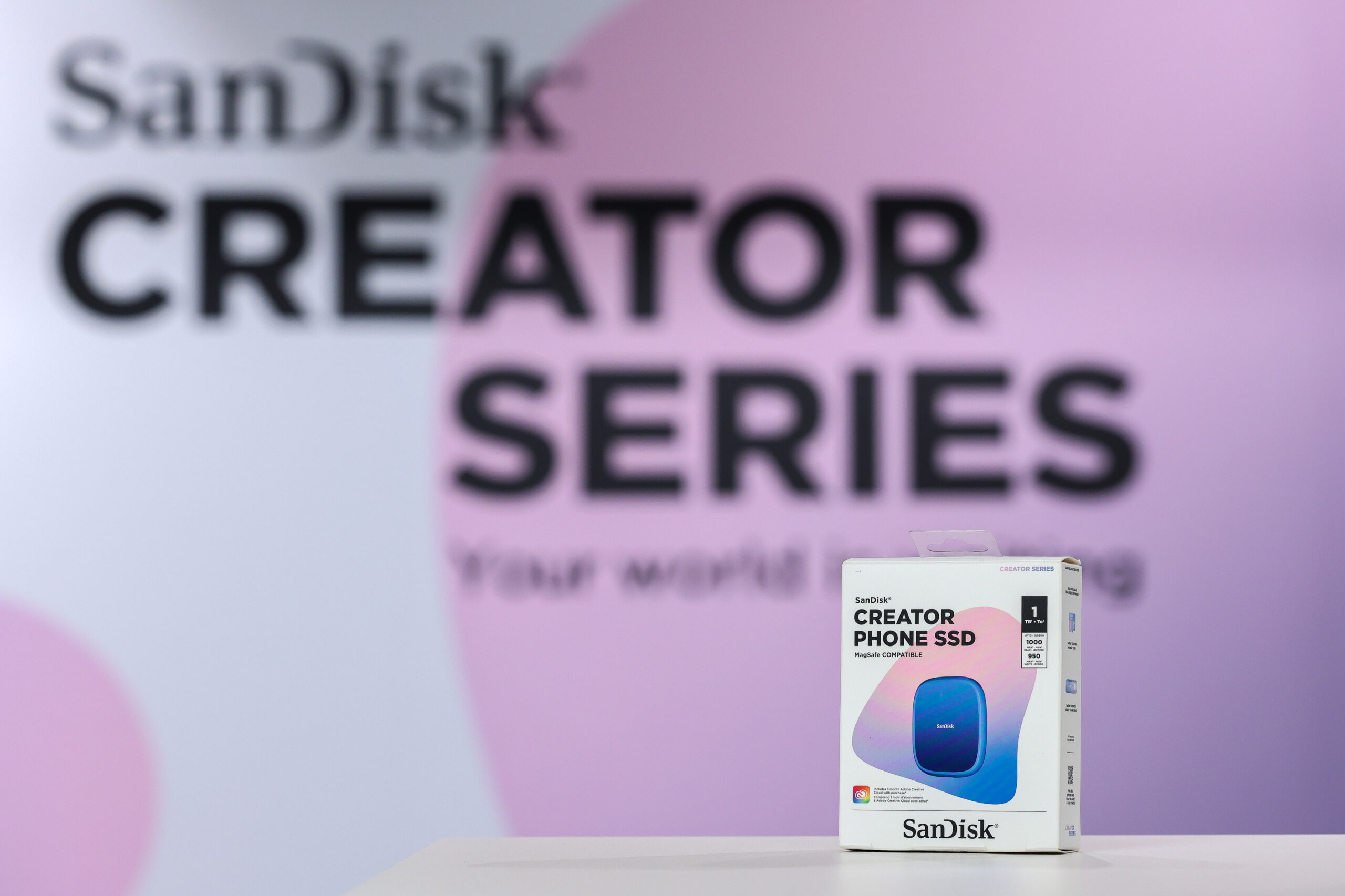 讓靈感不卡關！SanDisk 最新儲存裝置專為創作者設計 【新聞圖片-3】SanDisk-Creator-Series-系列主打量身訂做的專業級產品規格，並融入鮮明色彩，充分展現創意與個人風格，其中包含支援-MagSafe-全新上市的-SanDisk-Creator-Phone-SSD。-scaled