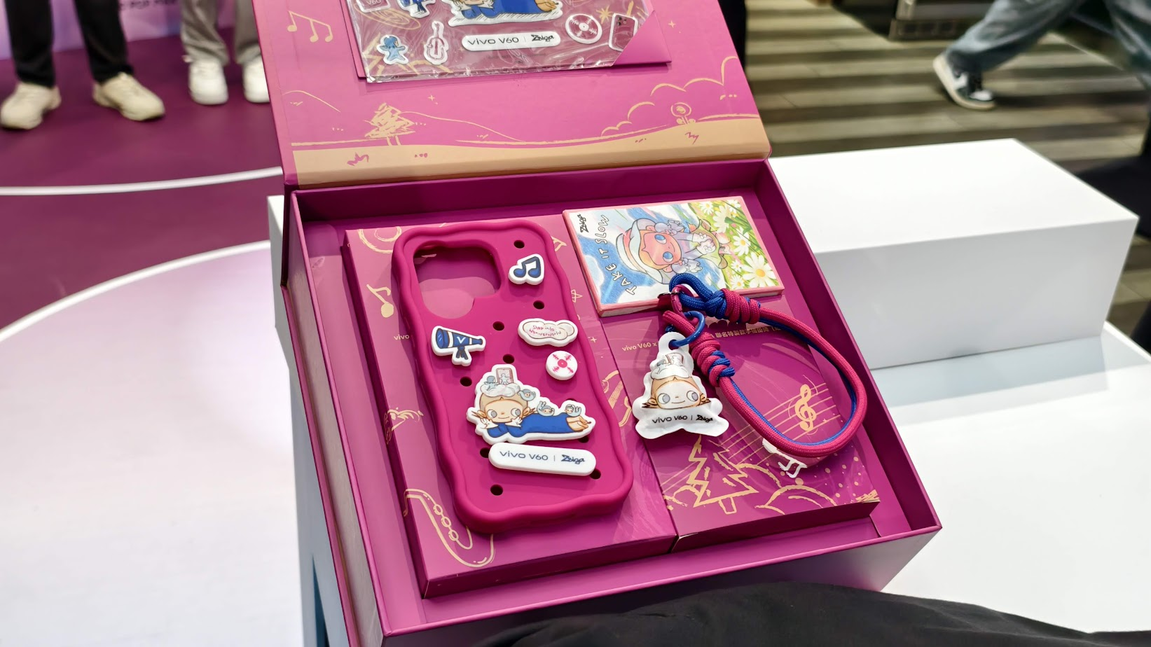 vivo V60 蔡司人像旗艦上市!首搭超級長膠鏡頭,聯名 POP MART 還有專屬圖框! image-51 vivo V60 蔡司人像旗艦上市!首搭超級長膠鏡頭,聯名 POP MART 還有專屬圖框! image-51
