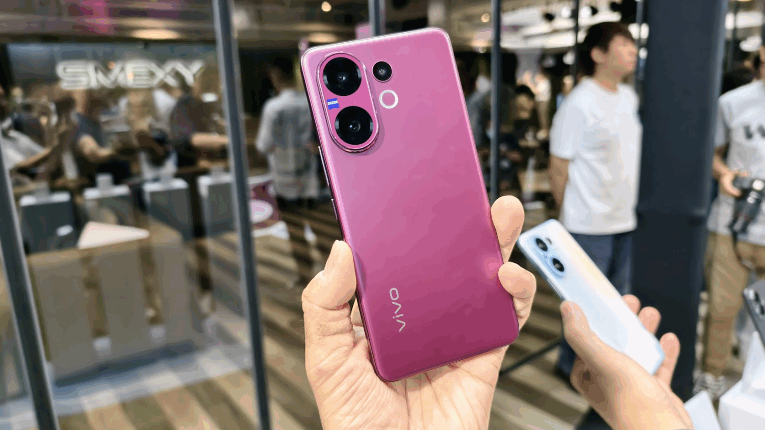 vivo V60 蔡司人像旗艦上市!首搭超級長膠鏡頭,聯名 POP MART 還有專屬圖框! image-52-1500x844 vivo V60 蔡司人像旗艦上市!首搭超級長膠鏡頭,聯名 POP MART 還有專屬圖框! image-52-1500x844