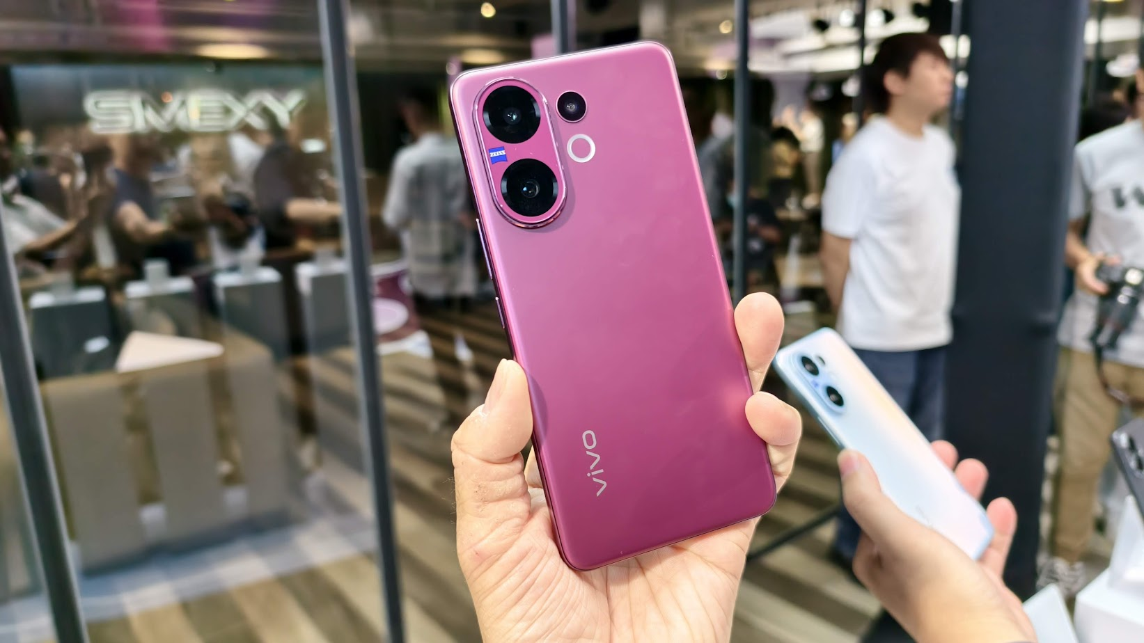 vivo V60 蔡司人像旗艦上市!首搭超級長膠鏡頭,聯名 POP MART 還有專屬圖框! image-52 vivo V60 蔡司人像旗艦上市!首搭超級長膠鏡頭,聯名 POP MART 還有專屬圖框! image-52