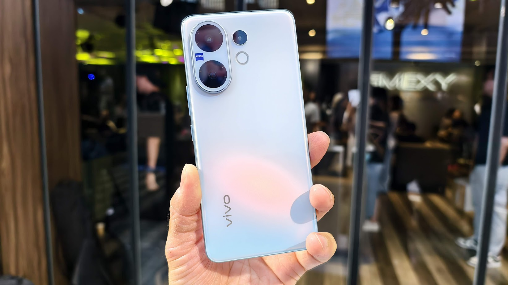 vivo V60 蔡司人像旗艦上市!首搭超級長膠鏡頭,聯名 POP MART 還有專屬圖框! image-57 vivo V60 蔡司人像旗艦上市!首搭超級長膠鏡頭,聯名 POP MART 還有專屬圖框! image-57