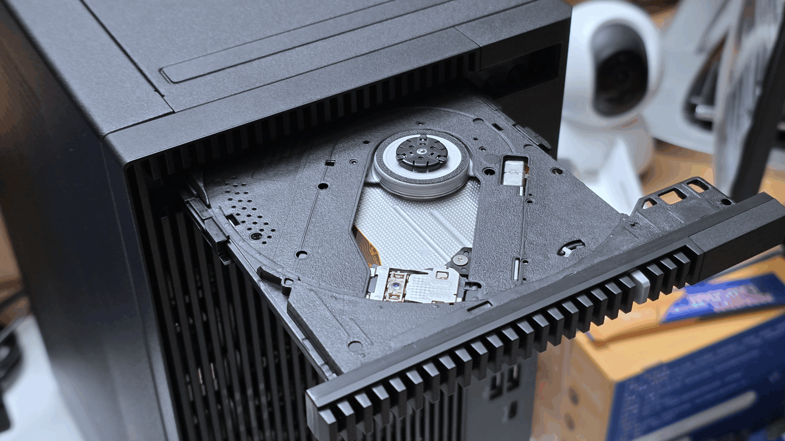 華碩第一款商用 AI PC ExpertCenter D900 Mini Tower (D900MF) 評測 image-3-scaled 華碩第一款商用 AI PC ExpertCenter D900 Mini Tower (D900MF) 評測 image-3-scaled