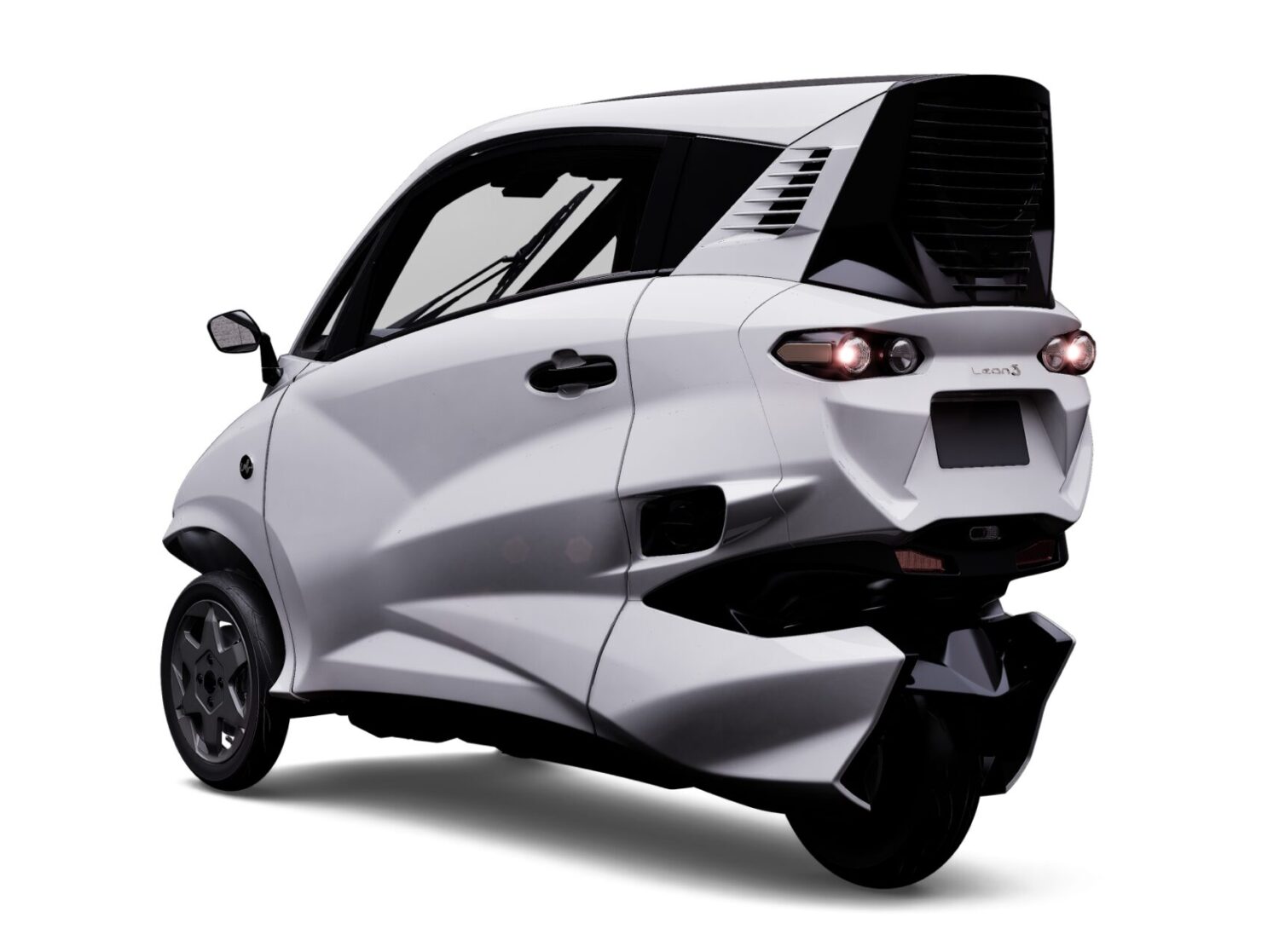 35 萬買「帶殼三輪車」值得嗎?網友戰翻的駕艙機車,這幾點買車前必看! image-1-2-1500x1117 35 萬買「帶殼三輪車」值得嗎?網友戰翻的駕艙機車,這幾點買車前必看! image-1-2-1500x1117