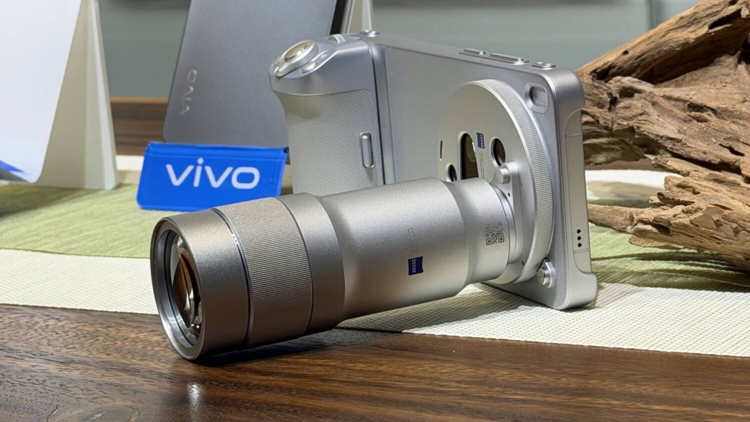vivo X300 Ultra 發表:400mm 蔡司巨砲太狂!這根本是能打電話的單眼+電影機 image-14-13-1500x844 vivo X300 Ultra 發表:400mm 蔡司巨砲太狂!這根本是能打電話的單眼+電影機 image-14-13-1500x844