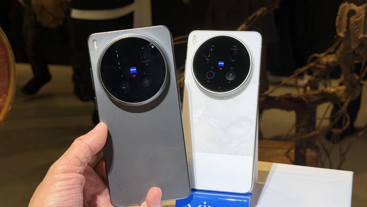 vivo X300 Ultra 發表:400mm 蔡司巨砲太狂!這根本是能打電話的單眼+電影機 image-14-18-1500x844 vivo X300 Ultra 發表:400mm 蔡司巨砲太狂!這根本是能打電話的單眼+電影機 image-14-18-1500x844