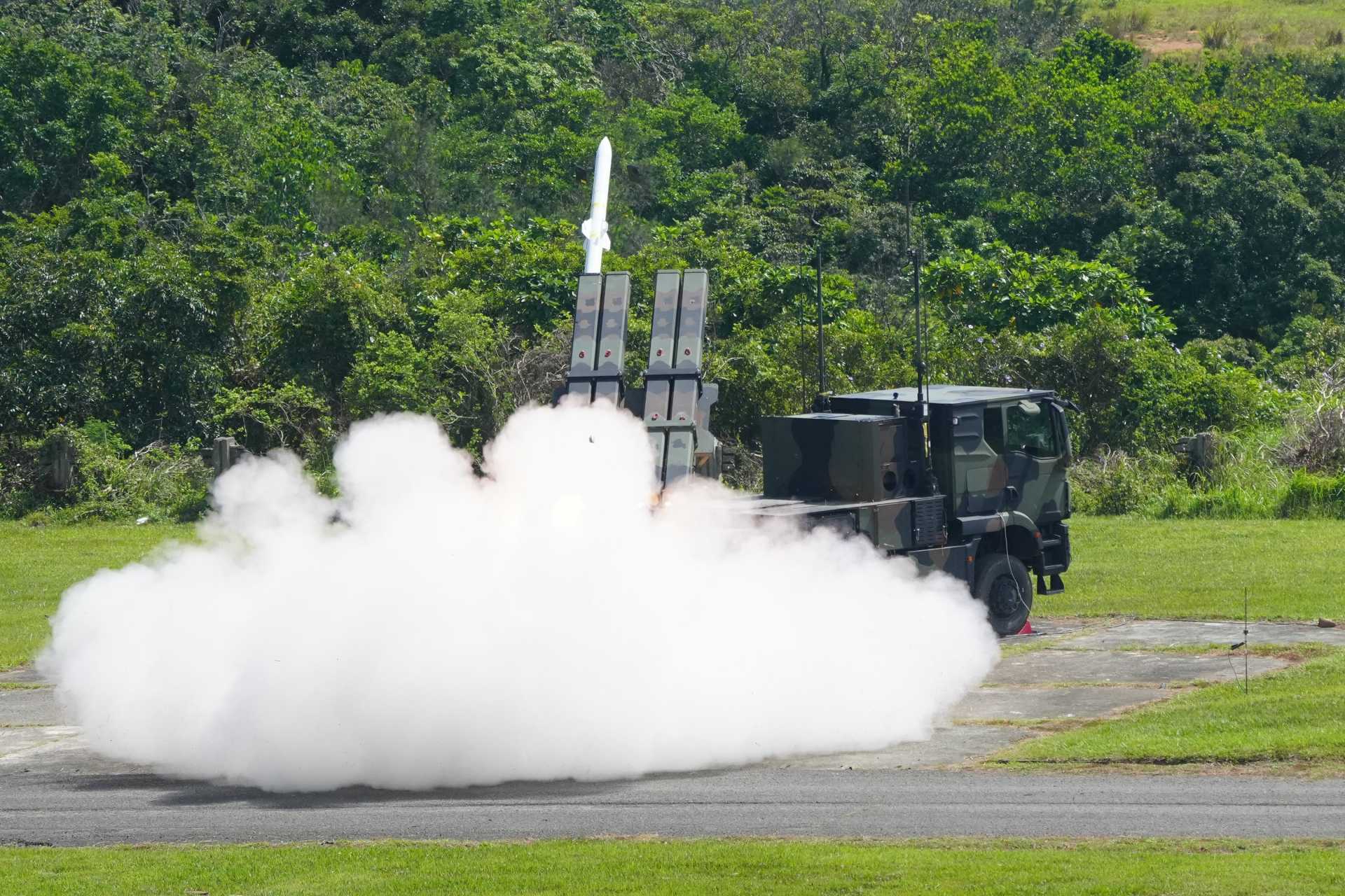軍事科技|陸軍砸2.95億打造陸劍二飛彈測試站 海軍2028年起不再支援測評 Taiwan_Strengthens_Air_Defense_with_First_Live-Fire_Test_of_Locally-Made_Land_Sword_II_Missile_Breaking_News_1920_001 軍事科技|陸軍砸2.95億打造陸劍二飛彈測試站 海軍2028年起不再支援測評 Taiwan_Strengthens_Air_Defense_with_First_Live-Fire_Test_of_Locally-Made_Land_Sword_II_Missile_Breaking_News_1920_001